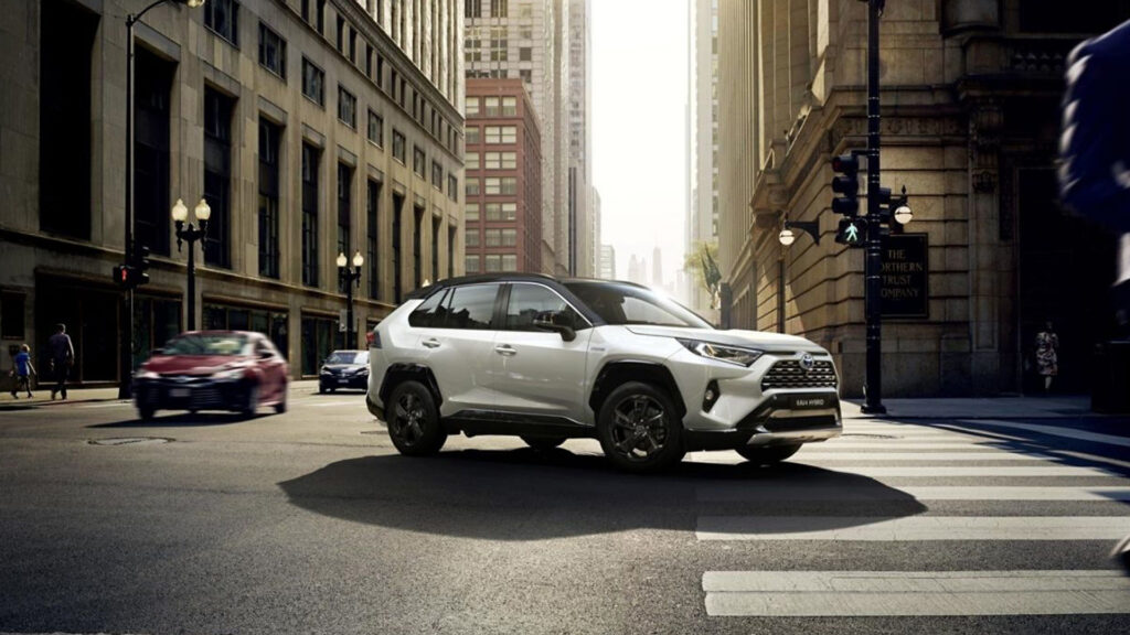 Toyota RAV4: Innovación, eficiencia y versatilidad en un SUV líder